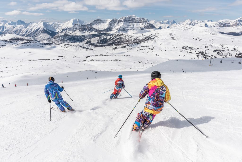 Around 1.5 million UK households go skiing at least once a year, and for many, it’s a holiday they can’t quite get enough of. But what is it about skiing that makes so many people love it so much? 